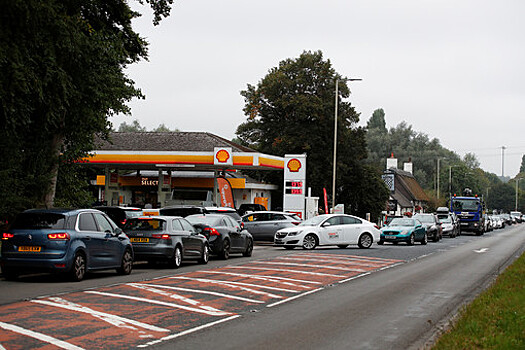 В Великобритании продолжается паника на автозаправках из-за слухов о дефиците бензина