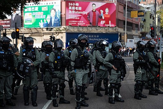 Больно будет: полицию Гонконга могут вооружить электрошокерами