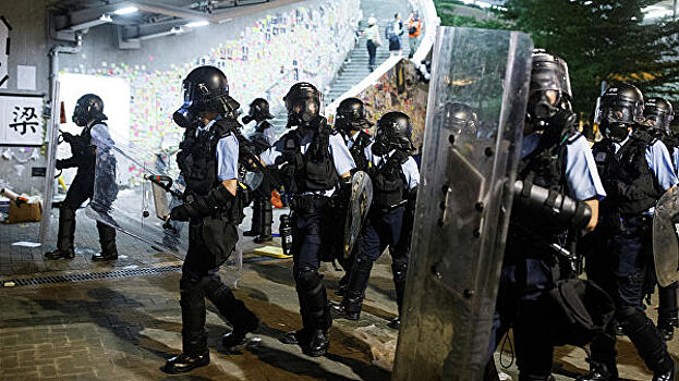 Полиция Гонконга расследует случаи насилия на протестах