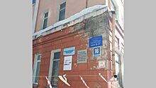 Фото: в новосибирской школе трескаются стены и отваливается штукатурка