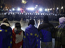 В Тбилиси протестующие обстреляли здание парламента фейерверком