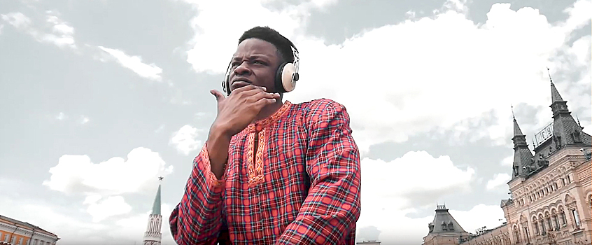 Афроамериканец в национальной рубахе станцевал на Красной площади Москвы под удмуртскую песню