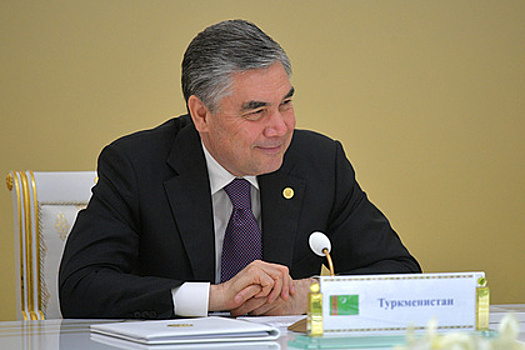 Туркменских учителей обязали обновить портреты президента в классах за свой счет