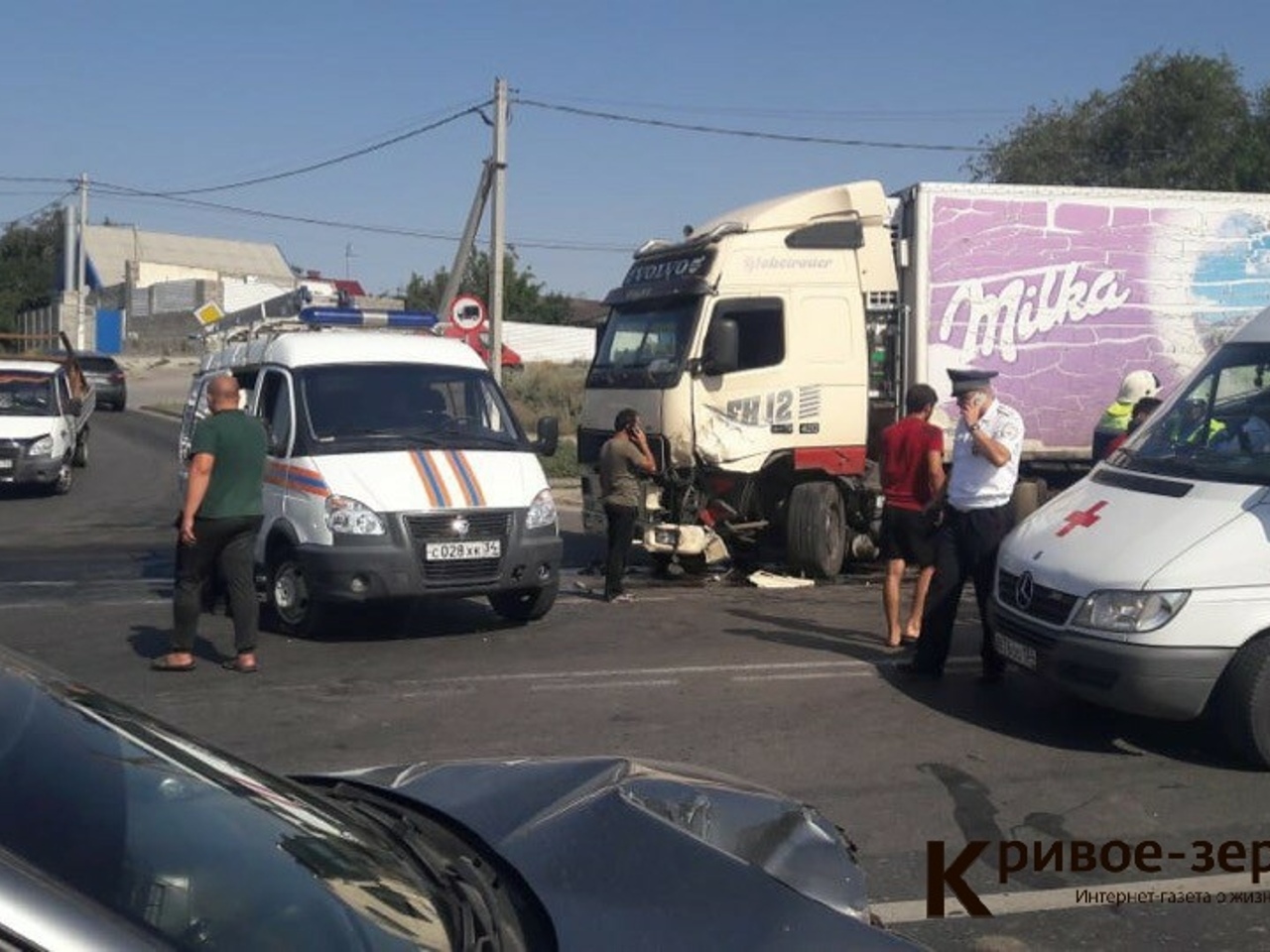 В результате столкновения трех автомобилей в Ворошиловском районе  Волгограда, движение по Второй Продольной временно заблокировано -  Рамблер/авто