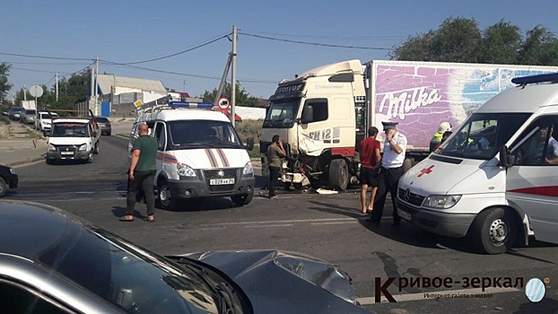 В результате столкновения трех автомобилей в Ворошиловском районе Волгограда, движение по Второй Продольной временно заблокировано