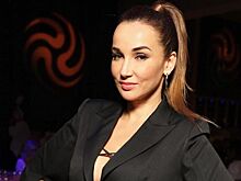 Анфиса Чехова показала игривое фото на сеновале