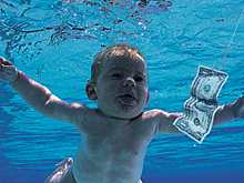 Герой знаменитой обложки альбома Nirvana собирается судиться со съемочной группой из-за «детской порнографии»