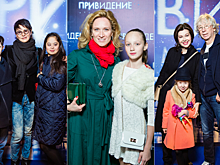 Ирина Хакамада, Аркадий Укупник и Нонна Гришаева вывели детей в свет