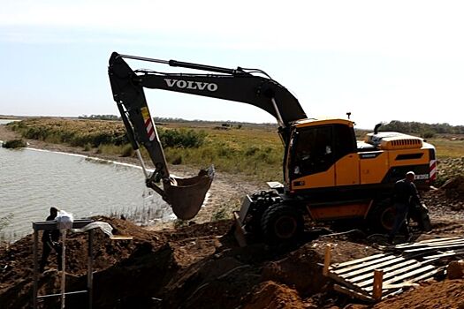 В селе Ленинка ремонтируют плотину