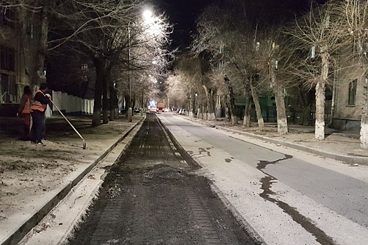 На улице Советской в центре Волгограда начали менять прошлогодний асфальт