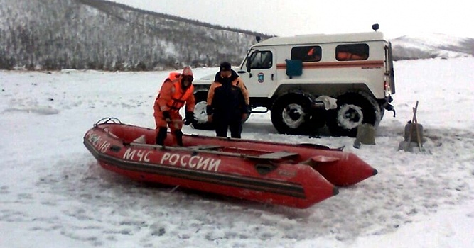 Десять рыбаков спасли со льдины в Магаданской области