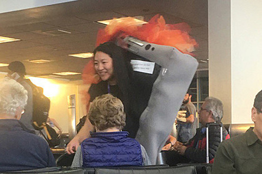 Стюардесса в костюме горящего смартфона стала звездой соцсетей