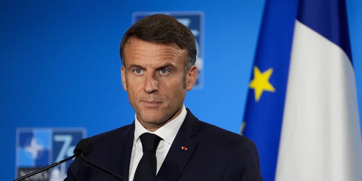 Макрон принял отставку премьер-министра Франции