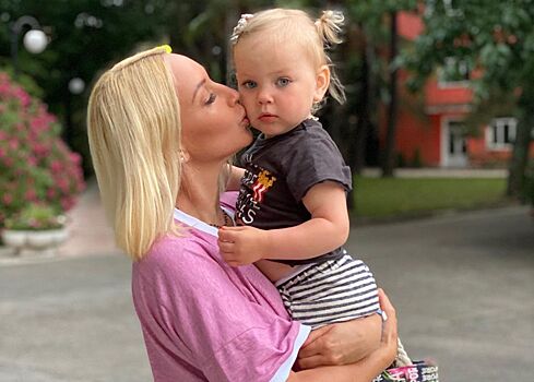 Лера Кудрявцева показала, как трогательно внук целует ее годовалую дочь