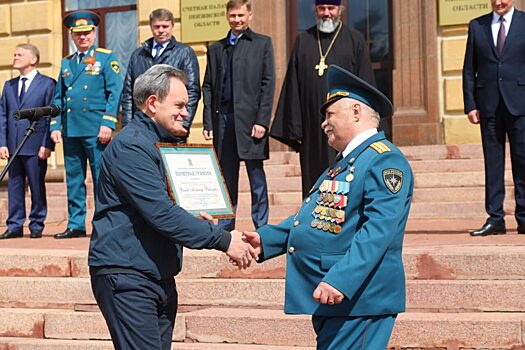 Валерий Лидин вручил награды представителям противопожарной службы региона