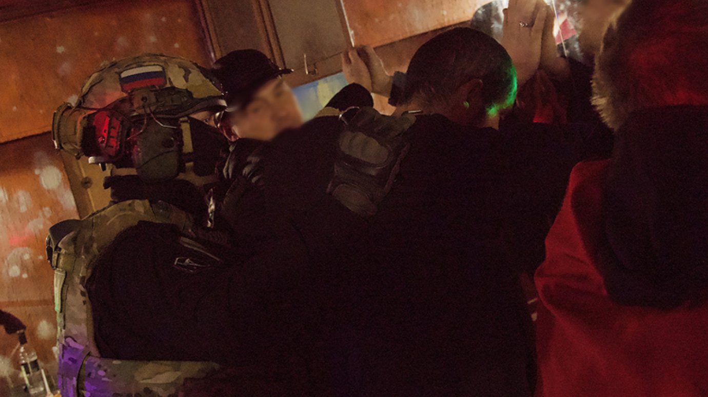 В Пензе 15 посетителям баров вручили повестки в военкомат