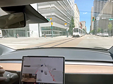 Видео: Tesla Model 3 на автопилоте чуть не въехала в трамвай