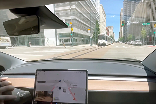 Видео: Tesla Model 3 на автопилоте чуть не въехала в трамвай