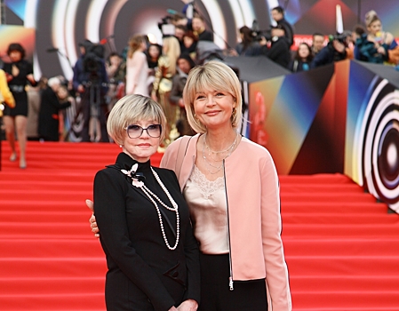 «Из детства во взрослую жизнь»: Юлия Меньшова рассказала о подарке от мамы, сделанном 55 лет назад