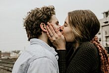 Первый поцелуй: как он меняет организм женщины