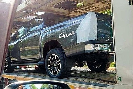 Появилась первая «живая» фотография обновленного Toyota Hilux без камуфляжа