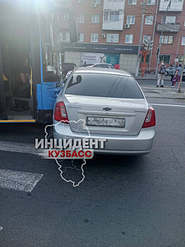 Автобус-гармошка протаранил иномарку в Кемерове