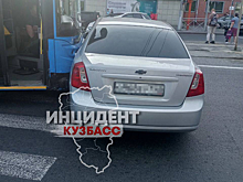 Автобус-гармошка протаранил иномарку в Кемерове