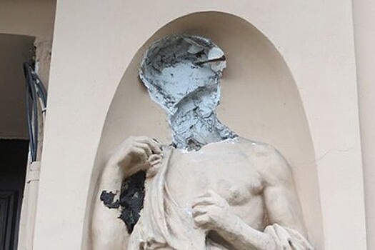 Петербургская статуя осталась без головы за «дерзкий» взгляд