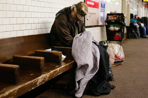 В США бездомный набросился на мужчину и съел часть его лица на парковке