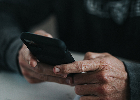 Мошенник обманул москвича и прислал СМС со словами «Братан, не обижайся»