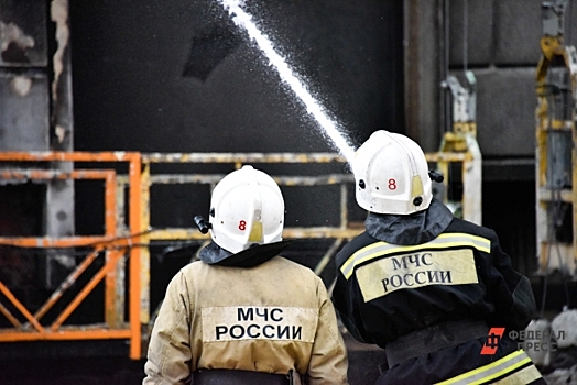 Трое рабочих пострадали при пожаре в промзоне Петербурга: что известно об их состоянии