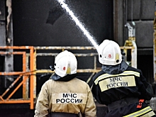 В Ростове загорелся ТЦ: пламя перекинулось на жилой дом