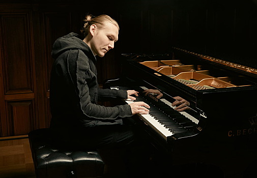 Известный пианист Глеб Колядин выступит на Новой сцене Александринского театра с уникальным концертом под названием The Art of Introspection