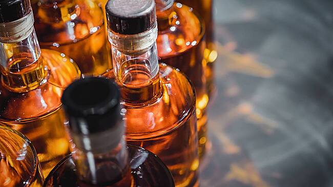 Родители продали дочь-подростка за 470 тысяч рублей и пять бутылок виски