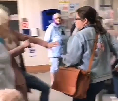 Беседа в магазине. Много клиентов. 2 женщины в очереди. Люди стоят в очереди. Женщины в очереди.