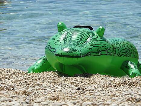 Девушку унесло в открытое море на надувном крокодиле