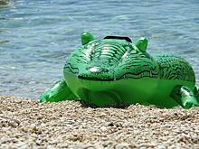 Девушку унесло в открытое море на надувном крокодиле