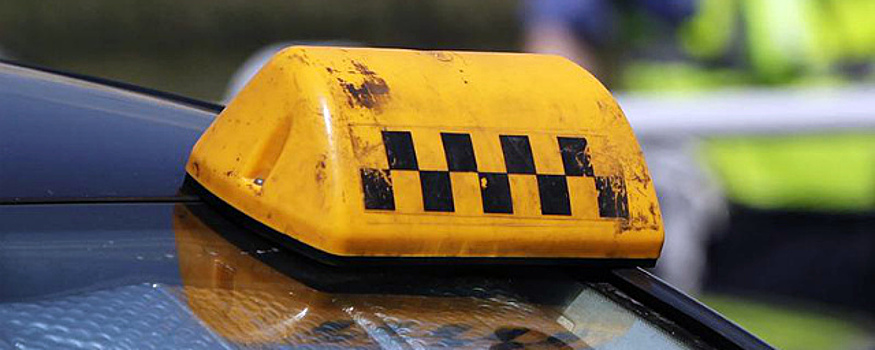 В Новосибирске водитель такси присвоил забытый пассажиром кошелек
