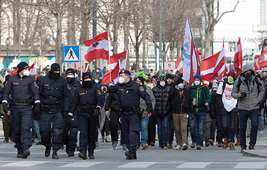 На улицы Вены вышли противники НАТО и антироссийских санкций