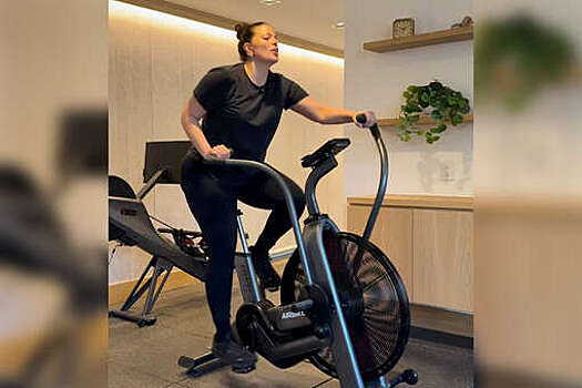 Модель Эшли Грэм снялась в топе на тренажере для ног