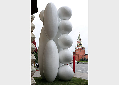 Белая скульптура на Красной площади вызвала споры среди москвичей