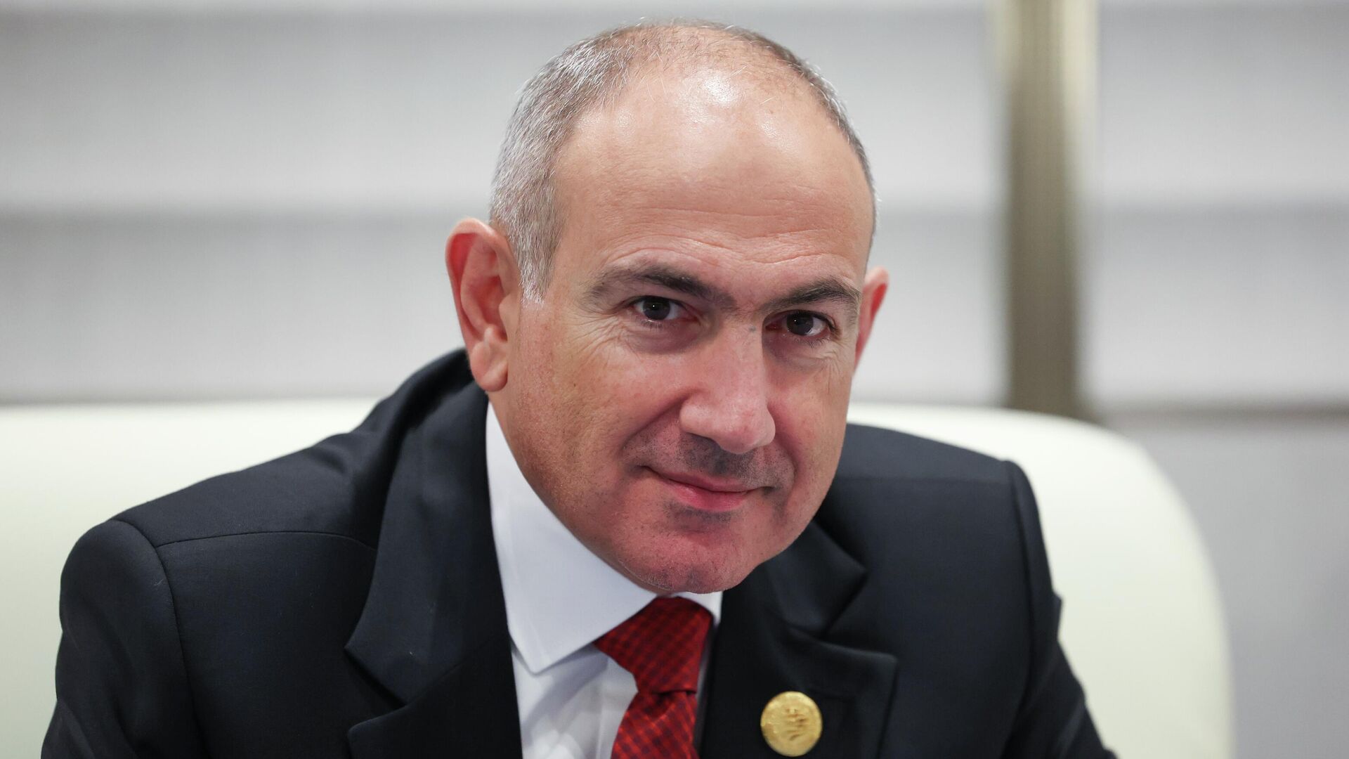 Пашинян проехал на велосипеде по центру декабрьской Москвы