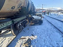 В Кувандыке легковушка выехала на ж/д переезд и столкнулась с поездом
