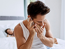 Муж стал скрытным: в чём может быть причина и что делать жене