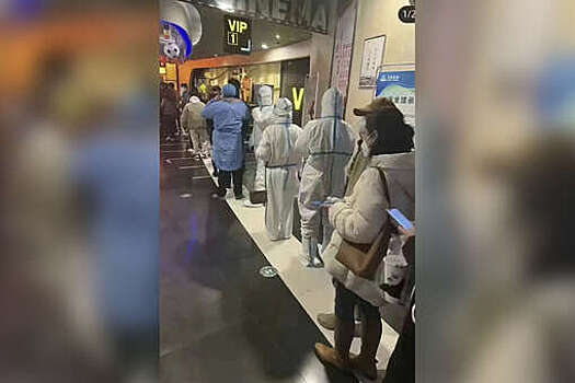 В Китае зрители пришли на премьеру фильма "Аватар: Путь воды" в противоковидных костюмах