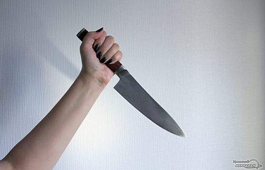 Тюменка ударила ножом супруга, не отпустившего ее к подруге