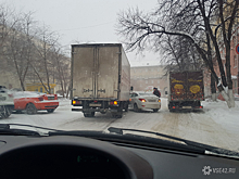 Грузовик и легковушка столкнулись возле кемеровского драмтеатра