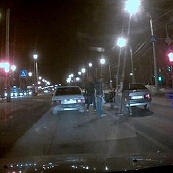 В Тюмени водители и пассажиры двух авто подрались на проезжей части