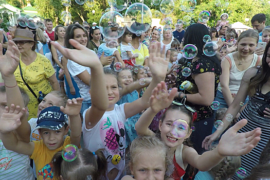 Несколько тысяч мыльных пузырей запустили на детском празднике в центре Волгограда