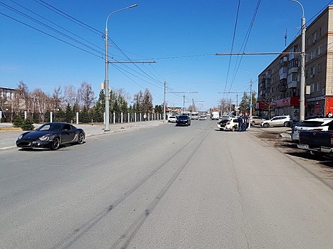 На пр. Победы в Оренбурге элитная иномарка спровоцировала ДТП